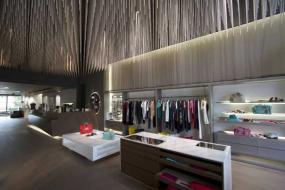 女服装店深褐色木地板装修效果图片