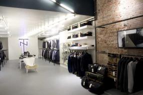 男服装店室内深棕色木地板装修效果图片