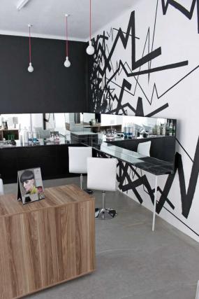 美发店深褐色木地板装修效果图片