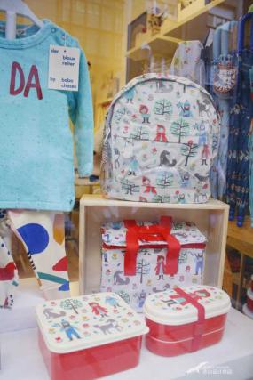 现代童装店装修货架装修效果图片