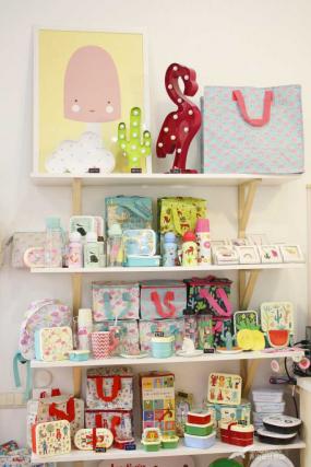 童装店浅黄色木地板装修效果图片