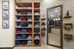 最新男服装店衣柜装修效果图片