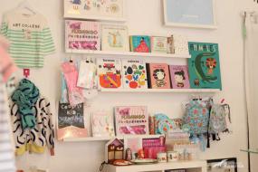 个性童装店置物架装修图片大全