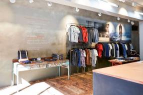 男服装店室内展示架装修效果图片