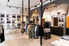 男士服装店装潢设计效果图片