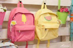 小型童装店童装货架图片