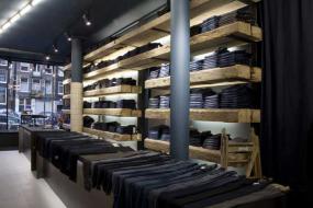 小型男服装店室内挂衣架装修效果图片