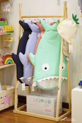 室内现代简约风格童装店装修效果图