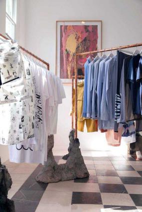 女装服装店内货架装修图片