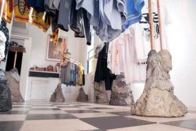 女装服装店浅色木地板装修图片