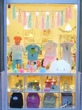 现代时尚童装店装修效果图