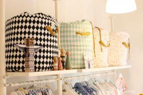 现代时尚童装店货架装修效果图片