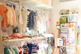 现代简约风格童装店装修效果图片