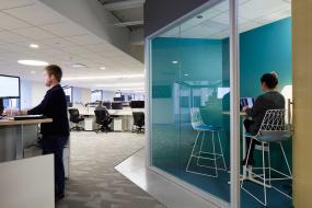 员工办公室室内过道装修图片