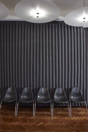 办公室家具办公室窗帘水晶吊灯装修效果图