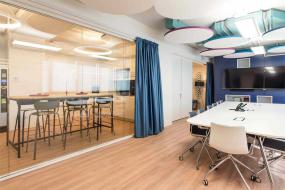 普通办公室装修百叶窗帘图片