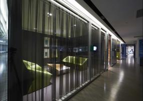 现代办公室风格白色窗帘装修效果图片