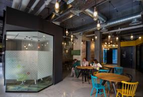 现代总监办公室办公玻璃隔断装修图片