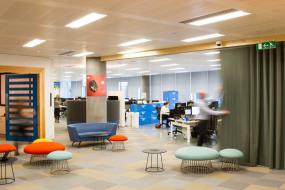 现代办公室窗帘深褐色木地板装修效果图片