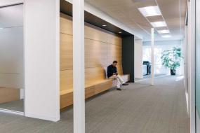 现代时尚装修办公室玻璃墙效果图