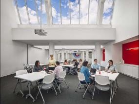 现代办公室墙面置物架装修效果图片赏析