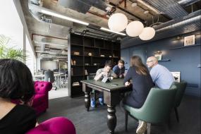 简约风格办公室家具黄色壁纸墙面装修效果图