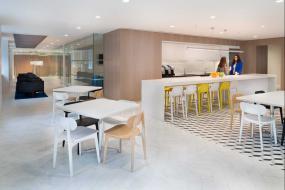 办公室家具红色墙面装饰效果图