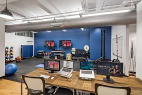 简约小办公室白色墙面装修效果图片