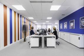 简约办公室白色墙面装修效果图片