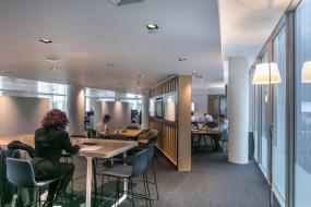 办公小会议室隔断效果图