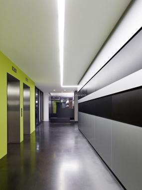 现代风格办公室过道装修效果图