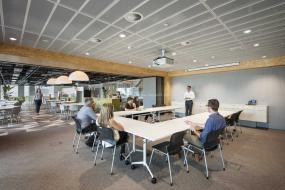 现代简约黑白风格会议室吊顶欣赏