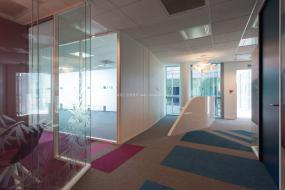 公司前台背景墙棕色墙面装修效果图片