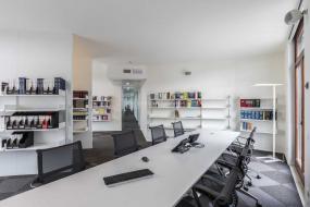 中式会议室室内长条状吊顶设计效果图