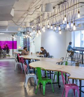 会议室室内不规则几何形吊顶设计效果图