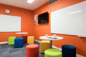 现代办公室吊顶设计装修效果图片库