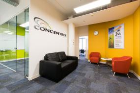 现代办公室吊顶装修效果图片