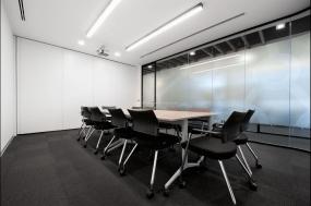 办公室室内集成吊顶灯装修实景图