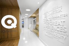 公司走廊装饰装修效果图之背景墙