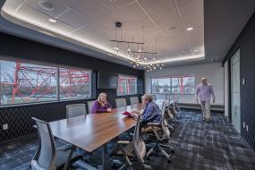 简约会议室仿木地板地砖装修效果图片