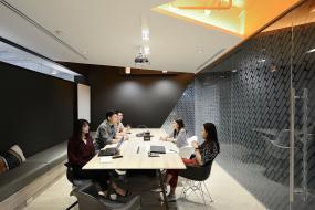 简约会议室原木地板装修效果图片