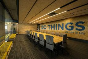 简约会议室格栅吊顶装修效果图片