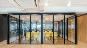 小型会议室格栅吊顶布置装修效果图