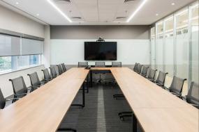 简约会议室室内明亮吊顶装修效果图