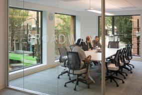 简约会议室多处吊顶效果图