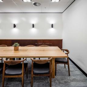 最新会议室明亮吊顶设计装修效果图片