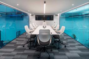 会议室不规则几何形明亮吊顶效果图