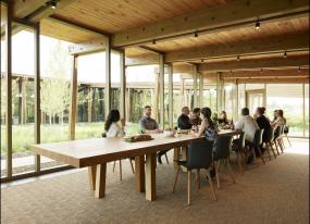 大型会议室美式吊灯装修效果图片