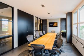 会议室现场软装饰品布置图片