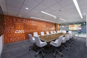 现代公司会议室室内布置效果图